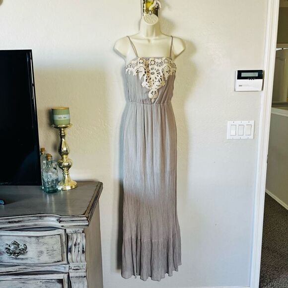 LC Lauren Conrad gray with cream crochet front maxi dress partially line…‎ - Picture 1 of 6